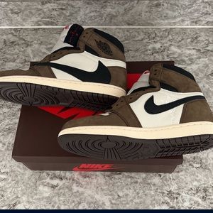Just a couple time used, they’re like new !!! No box